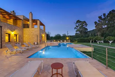 Image de 3' to Sandy Beach / Huge Private Pool / 6-Bedroom Family Villa