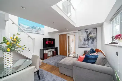 Image de Discover comfort and style at The Skylight Residence, a chic retreat in the heart of Sunningdale.