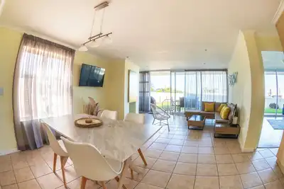 Image de Ground floor apt. Central location. 350 metre walk to beach, restaurants & shops