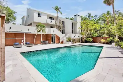 Image de Casa Blanca: 4-Bedroom Monthly Rental Near Beach with Pool, Gym, and Movie Room!