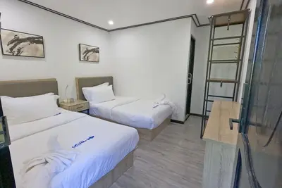 Chic Twin Room in Coron Hotel with Breakfast and Pool