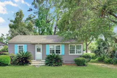 Image de Walk to Beach • 14 minute walk to Village • Outdoor Shower • Porch Swing