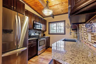 Image de Spacious Madison Retreat! Ac, SwimSpa, Pet Friendly, Sleeps 14 Near Lakes & Fun!