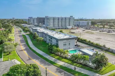 Image de Cozy, newly remodeled 2-bedroom condo with easy access to beaches and downtown
