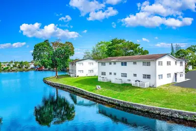 Image de Great for Large Gatherings–Sleeps 30–PalmWaveStays