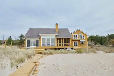 Image de Spectacular Grand Traverse Bay Frontage, 5 bedrooms, 3 baths