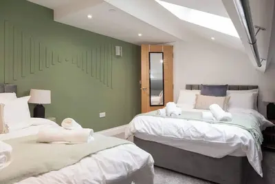 Central Harrogate  Beautiful Bright 1-Bedroom Apt