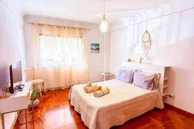 Image de Large room in apartment. Contemporary and welcoming, excellent location