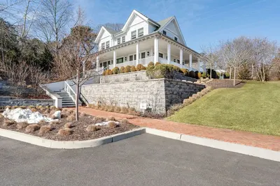 Image de Charming, Stand-alone, 2-Story, Garden Cottage at Historic Canoe Place Inn