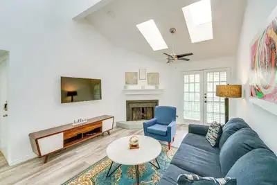 Image de 1 Mi to NorthPark Center: Bright Dallas Condo