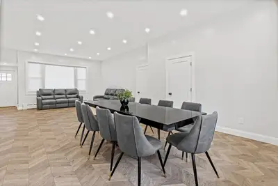 Image de Spacious Dream Home for 18: with Playground!