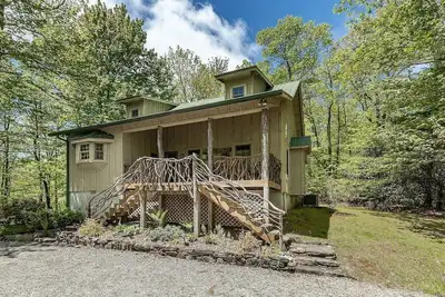 Image de Gorgeous Cabin with Hot Tub and Pickleball - Minutes to Hiking + Waterfalls