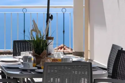 Image de Serene and spacious 3-bed villa|Yellow House