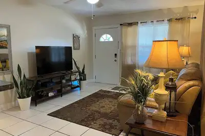 Image de 3 Bed/2Bth, King Bed, Laundry, Walk Score 78 Wt
