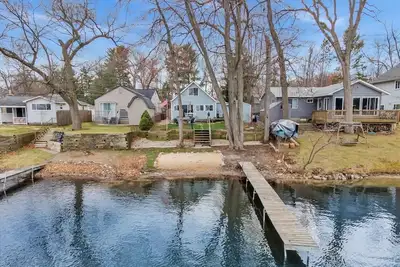 Image de Beautiful 4-bedroom Lake Front Cottage with Hot Tub & rentable Boat