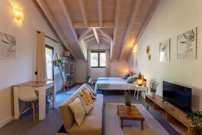 Image de Sandoñana · by Wehomes · Old Palace Lodge C11