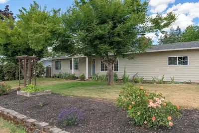 Image de A quiet haven minutes away from highway access.