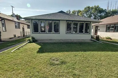 Basement 3 bdrm close to airport\/everywhere Eat\/Shop\/Bus\/Park\/Cinema\/Library. . .