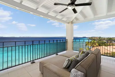 Image de Bellevue Penthouse! Oceanfront w/ Rare sandy beach & pool.