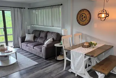 Image de Cozy 1-bedroom condo in charming English Mountain-Great View!