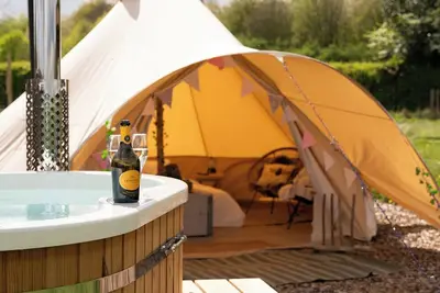 Image de Luxury Bell Tent with Hot Tub. Quiet Countryside Couples Retreat & Dog Friendly!