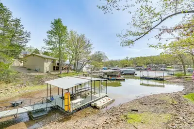Image de Balcony & Fire Pit: Home on Lake of Ozarks!