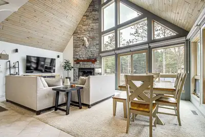 Image de 2 Mi to Sand Valley: Family Getaway w/ Deck!