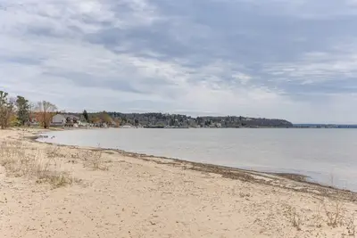 Image de 8 Mi to Traverse City: Bayside Couple’s Retreat