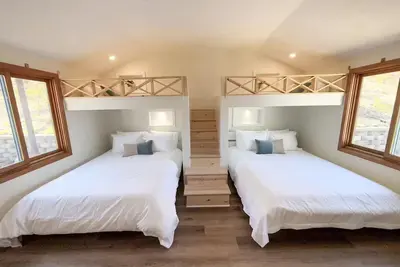 Image de Hampton House on Lake Shore Dr. Sleeps 16 - Luxe in/out
