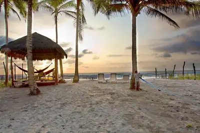 Image de Paradise Beachfront House, 5-bedroom, hut and beach beds in Isla Portete