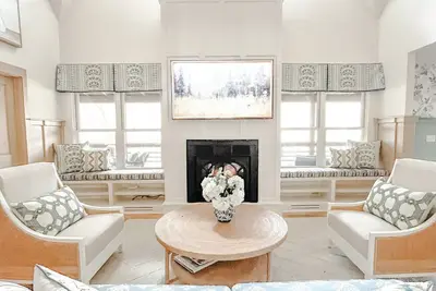 Image de Lux 5br w/ Theater, Fire-pit, Private Office + Guest Cottage, Close to Downtown