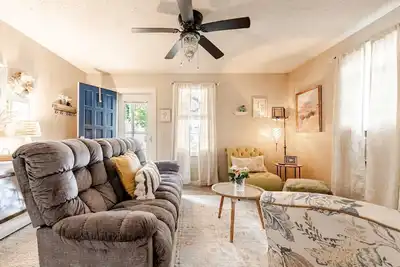 Image de 2 Weeks to Monthly- Comfy 2-bedroom cottage peacefully nestled in fabulous Cayce
