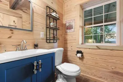 Image de Thirsty Bear Lair, First floor King Bed Suite