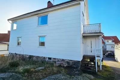 Image de Large House with Two Apartments in Central Skärhamn | Se09100