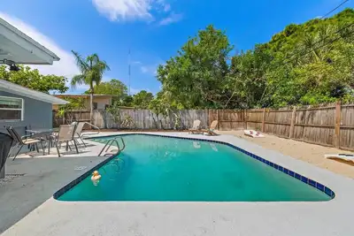 Image de Charming 3-bedroom house, with office, Ac, only 6 miles to beach!