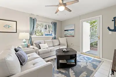 Image de Sunny | Ground Floor | Pool | One Block to Beach