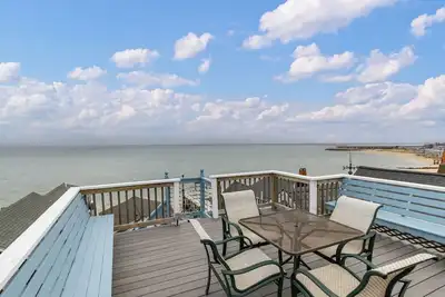 Image de Waterfront 3br with 3 Exclusive Use Decks and Parking in West End
