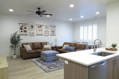 Image de Red Rock Oasis. All Brand New furnishings and Soft Water!