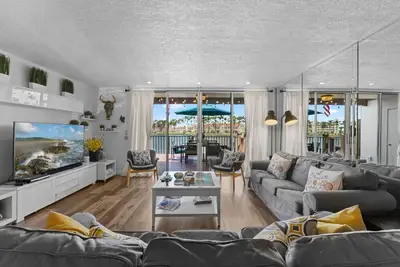 Image de 3 Bedroom Lake Front Townhouse - Absolute Gem Isla Del Sol