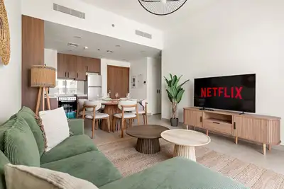 Image de Modern 2bd with Pool View in Town Square