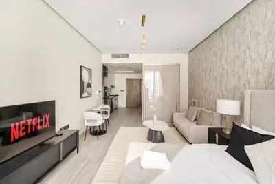 Image de Stylish Studio with Pool View in Silicon Oasis