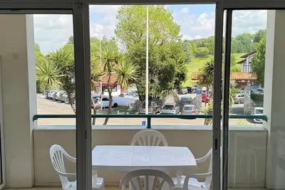 Image de Studio parfaitement équipé face au golf, avec piscine place de parking