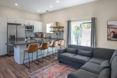 Image de Charming 2-bedroom cottage in heart of Paso Robles Wine country.