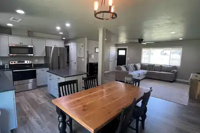 Image de Spacious 4-bedroom house with plenty of room for multiple families and kids.