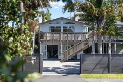 Image de Huge Beachside Haven - Front Row!