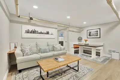 Image de Cozy and Chic 1-Bedroom Apartment in Historic Central Denver - Pet Friendly