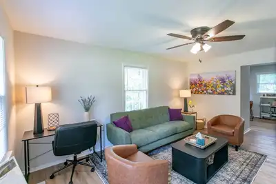 Image de Renovated in 2025! |Inviting Home 12 Minutes to Downtown Gvl