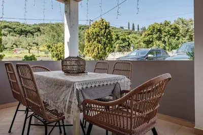 Image de Appartement \"Eleni's Ground Floor\" avec balcon, Wi-Fi et climatisation