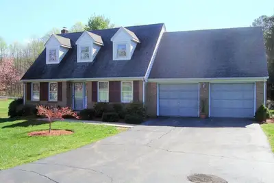 Image de Spacious living 3+ bedrooms and huge back yard. 2-car garage & basement