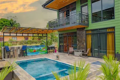 Image de Casa Esmeralda-5min to La Fortuna, King beds Bbq & pool, parking on property